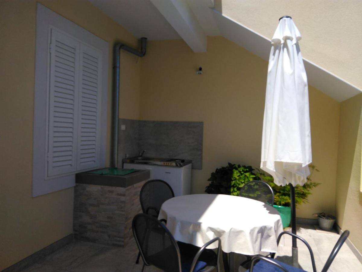 Lemon House Hotel Вис Екстериор снимка