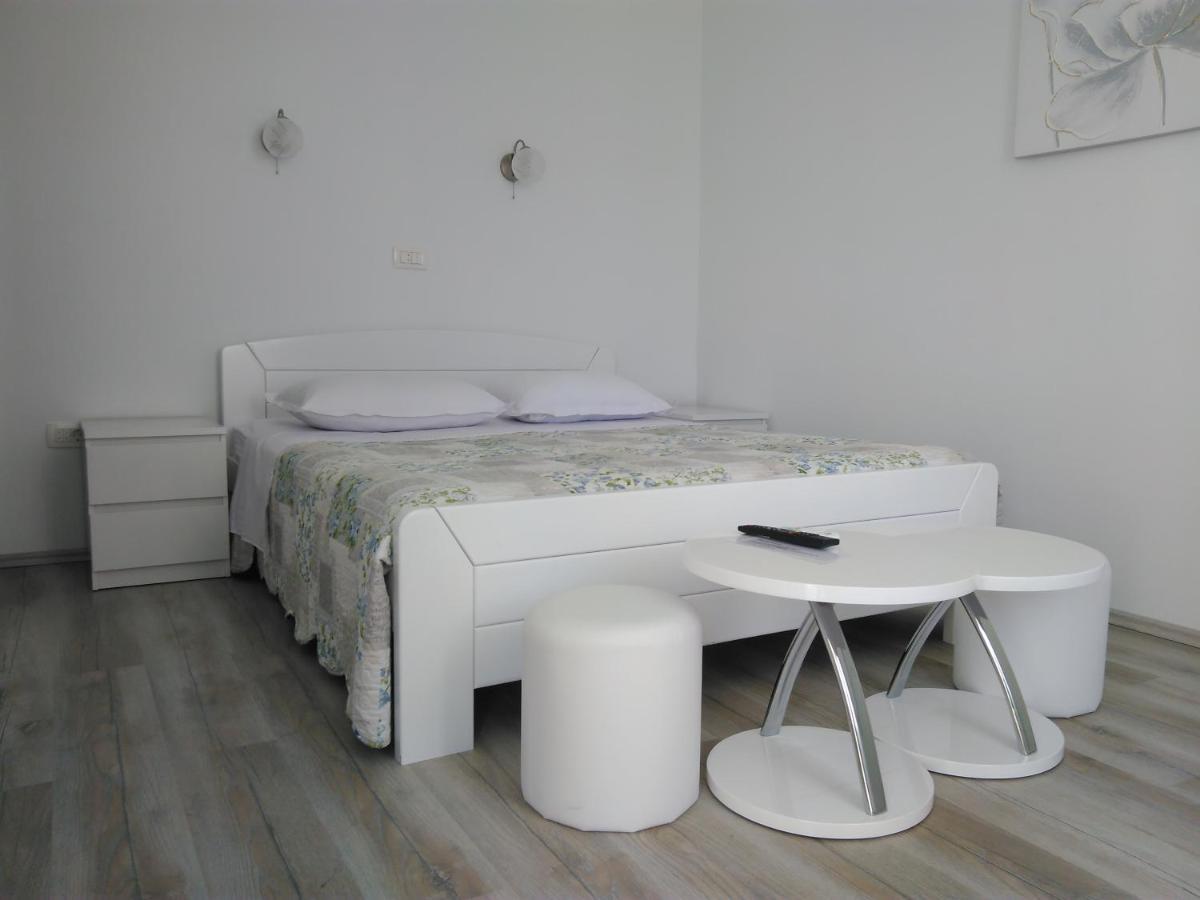 Lemon House Hotel Вис Екстериор снимка